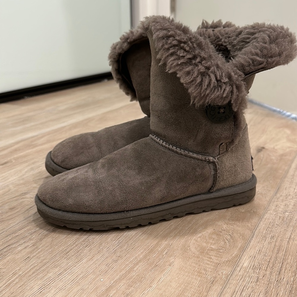 UGG Bailey button short in grey